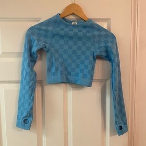 Cropped fitted fitness shirt